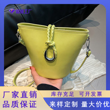 2025年春新款水桶简约休闲小众复古流复古手提包时尚斜跨女士包包