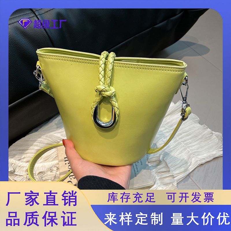 2025年春新款水桶简约休闲小众复古流复古手提包时尚斜跨女士包包