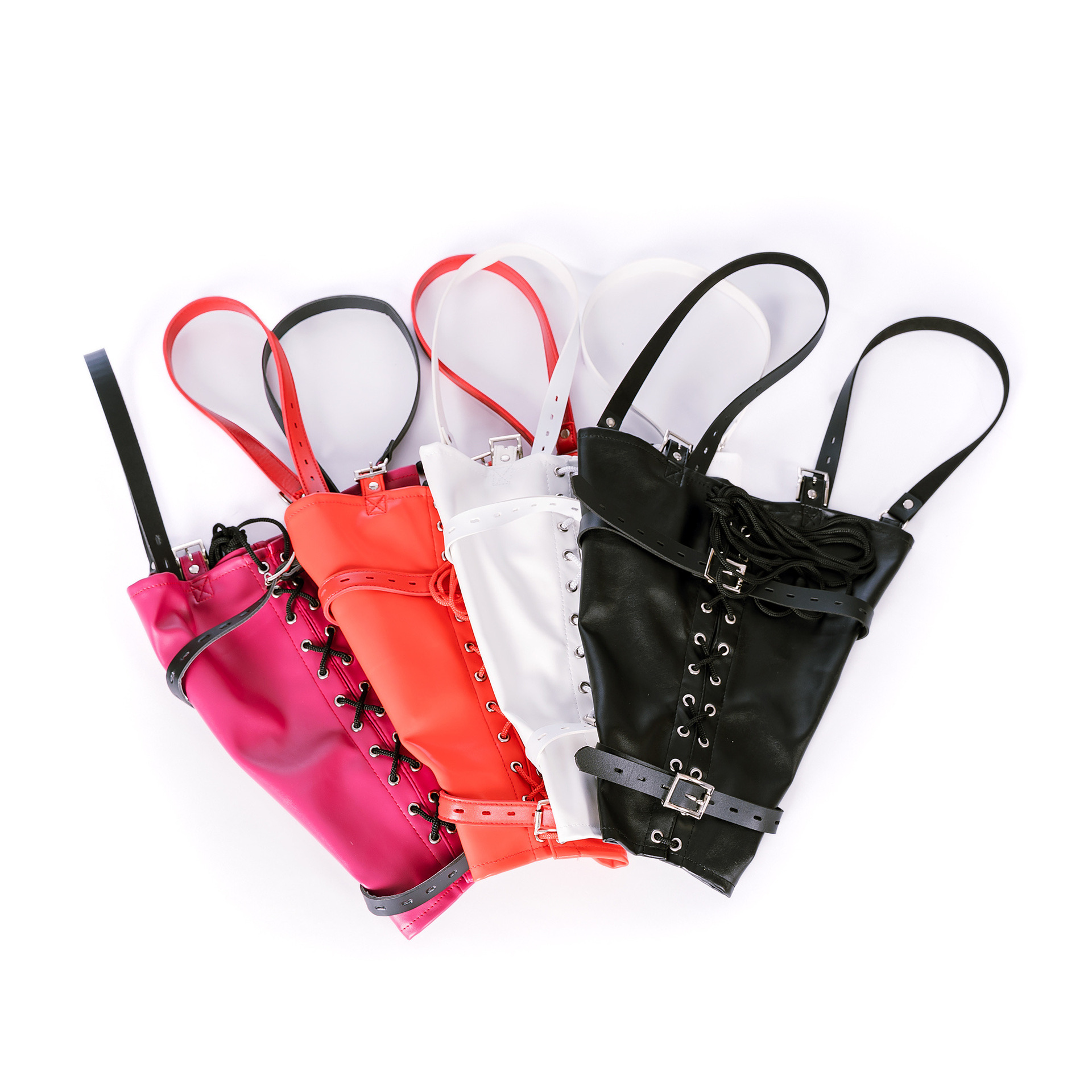 エースレザーのひも付きの手袋は、服装を束ねています。