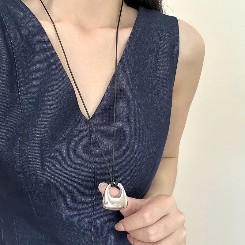 ブロガーと同じスタイルのシルバーペンダントネックレス、女性向け、個性的でシンプル、高級感があり、多用途で調節可能な黒紐のセーターチェーンアクセサリー|undefined