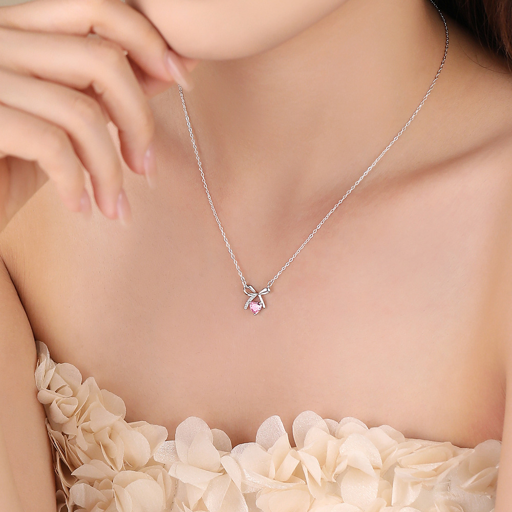 Verfijnde vlinderhanger met zirkonia voor dames. Sierlijke vergulde choker met een sprookjesachtige uitstraling. Hypoallergeen, lichtgewicht en vol._voghion.com