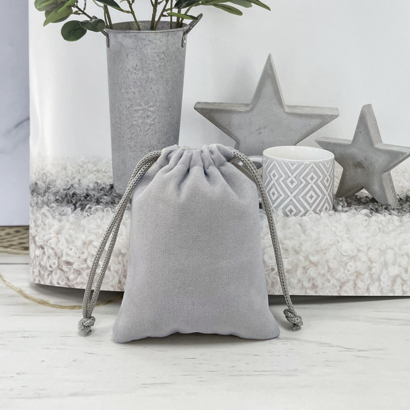 Bolsa de franela de joyería al por mayor venta directa de fábrica de cosméticos auriculares banco de energía a prueba de polvo almacenamiento bolsillo de cordón de joyería
