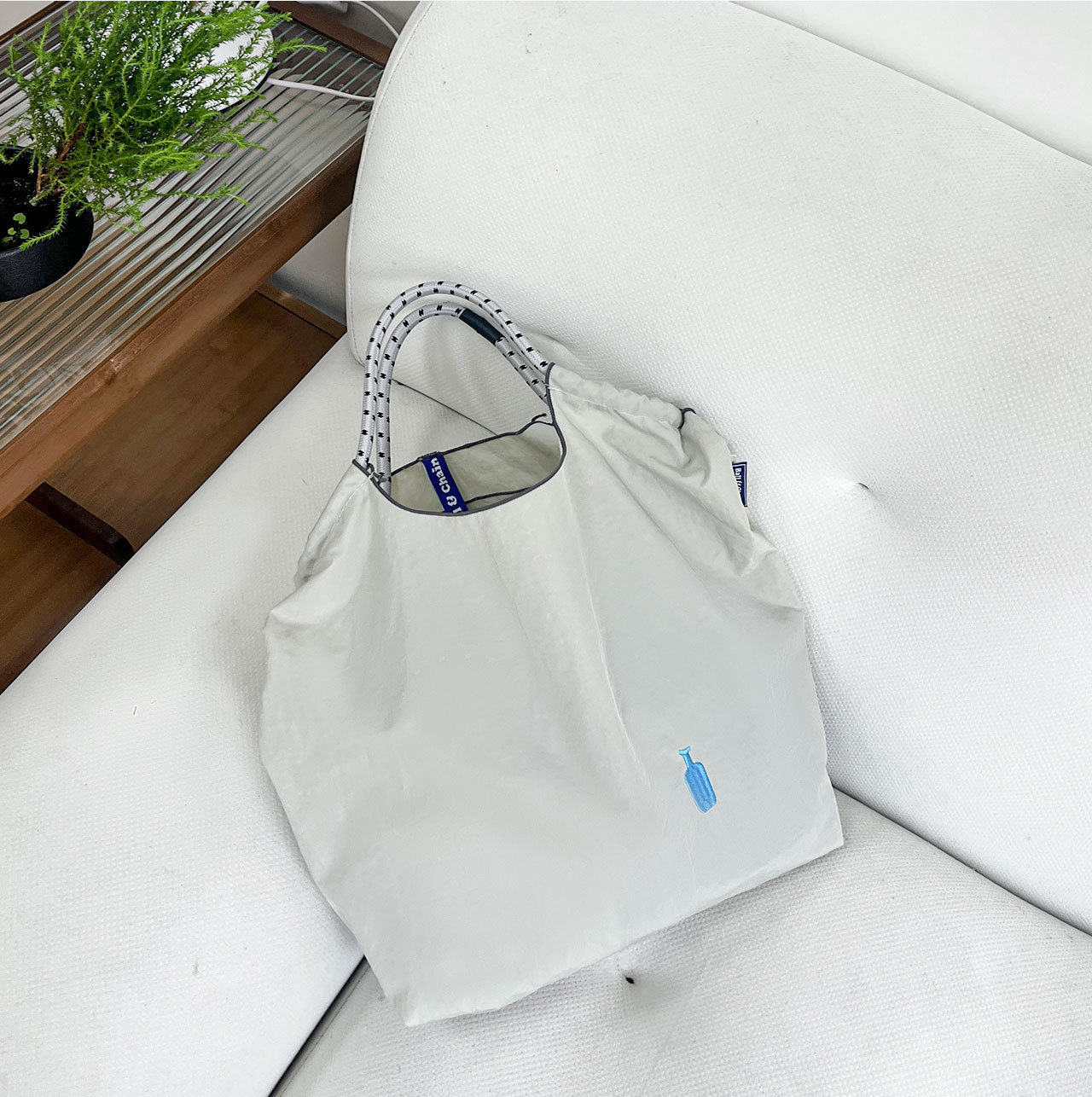 밝은 회색 파란색 병