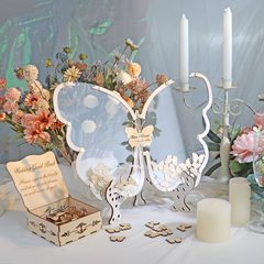 木製の結婚式のサイン台の結婚式場に透かし彫りの蝶の装飾の置物のアクリルの結婚式の伝言箱を配置します。