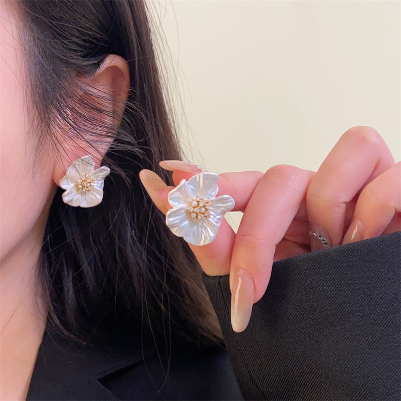 Matte white retro elegant earrings