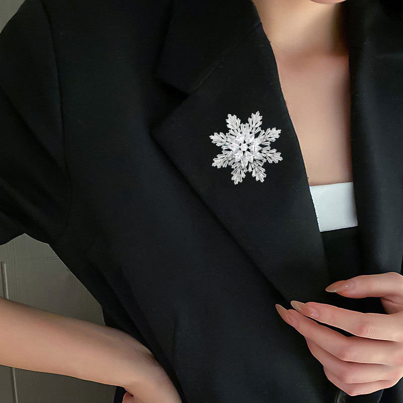 Party, Street Occasion Copper Material Christmas Festival Baroque Style Sweet Pin Snowflake Copper Inlay Zircon Women's Brooches