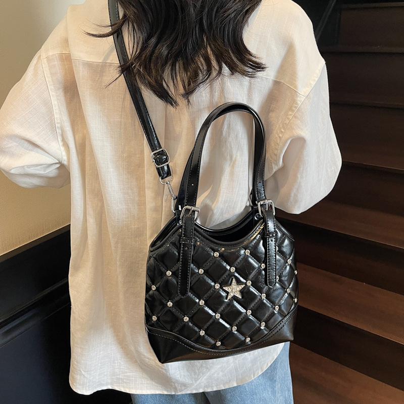 Bolso de remaches de moda de estilo extranjero para mujeres 2025 verano nuevo diamante versátil bolso de mochila súper caliente bolso de cubo