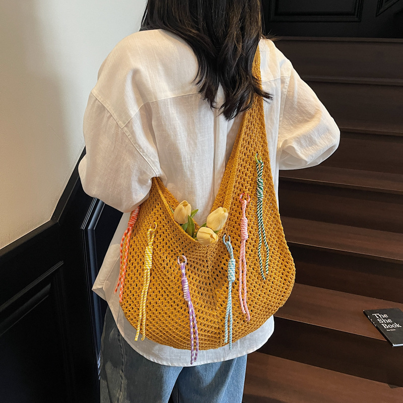 Versión coreana del bolso de nicho 2025 verano nuevo bolso de hombro de punto hueco bolso de mensajero de gran capacidad mujer