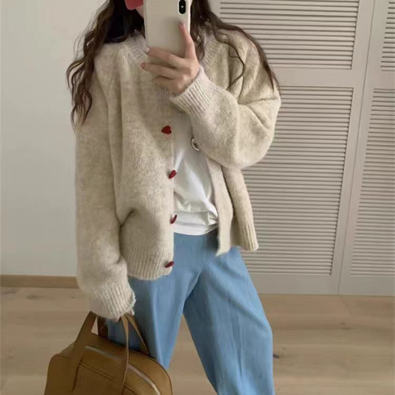 高级感爱心包扣针织开衫女秋冬新款韩版宽松圆领软糯毛衣外套上衣