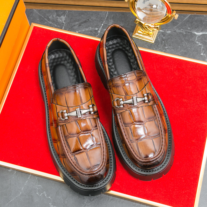 2025 nuevos zapatos de cuero bajos de negocios de gran tamaño transfronterizos de estilo británico de moda zapatos de suela gruesa de todo fósforo para aumentar los zapatos de hombre