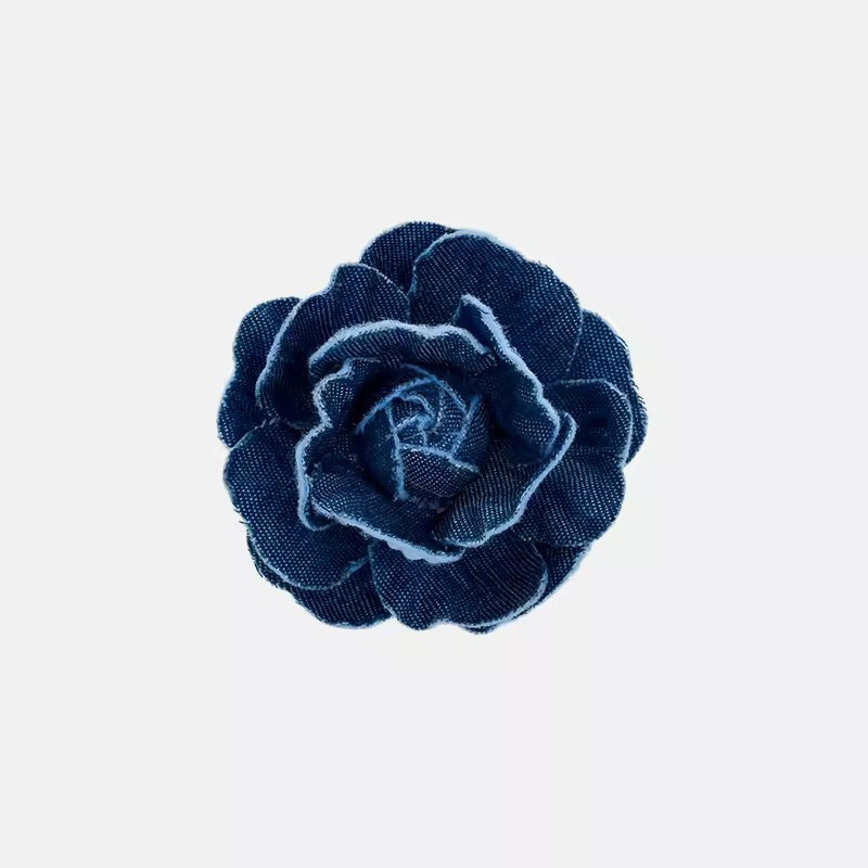 Vintage denim stoffen camelia broche, een elegant driedimensionaal accessoire voor dames._voghion.com