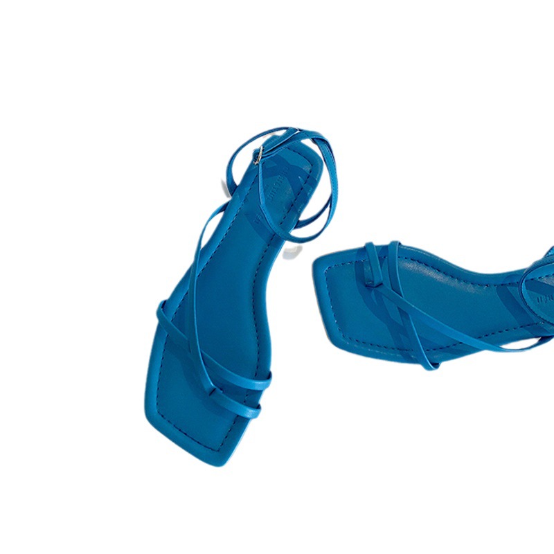 2024 verano nuevo estilo de vacaciones estilo coreano cabeza cuadrada cruzada banda delgada sandalias romanas puntilladas sandalias planas azules mujeres