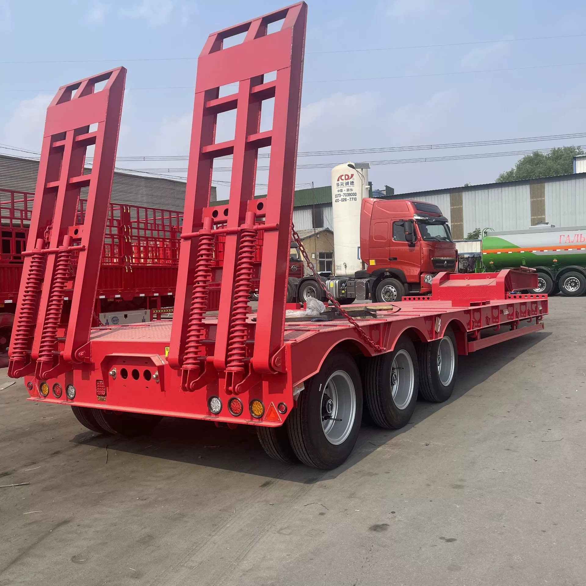 Поставка 13.75m большегрузных полуприцепов для перевозки тары, полуприцепов-платформ, контейнерных полуприцепов-платформ.