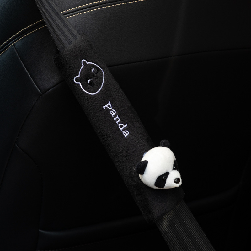萌えは新型の自動車シートベルトの肩カバーをかわいがります。|undefined
