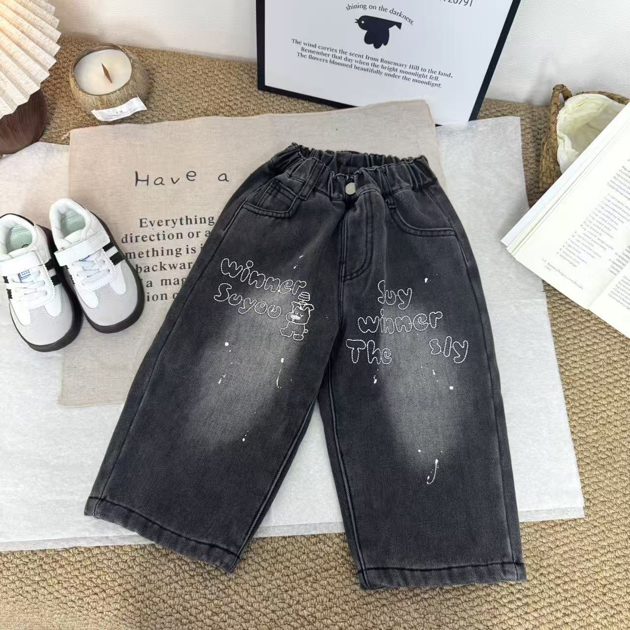2025冬季新款男小童韩版休闲直筒裤加绒刺绣款字母黑色喷白牛仔裤