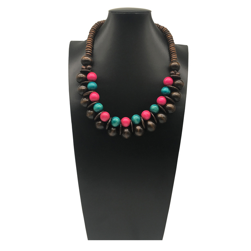 Collana etnica boho con perline in legno e guscio di cocco_voghion.com