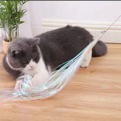 猫の棒を笑わせる猫のおもちゃのまぶしい色の紙棒は鈴のワイヤーの長い棒を持って猫のおもちゃのインタラクティブメーカーの卸売りを笑わせます。
