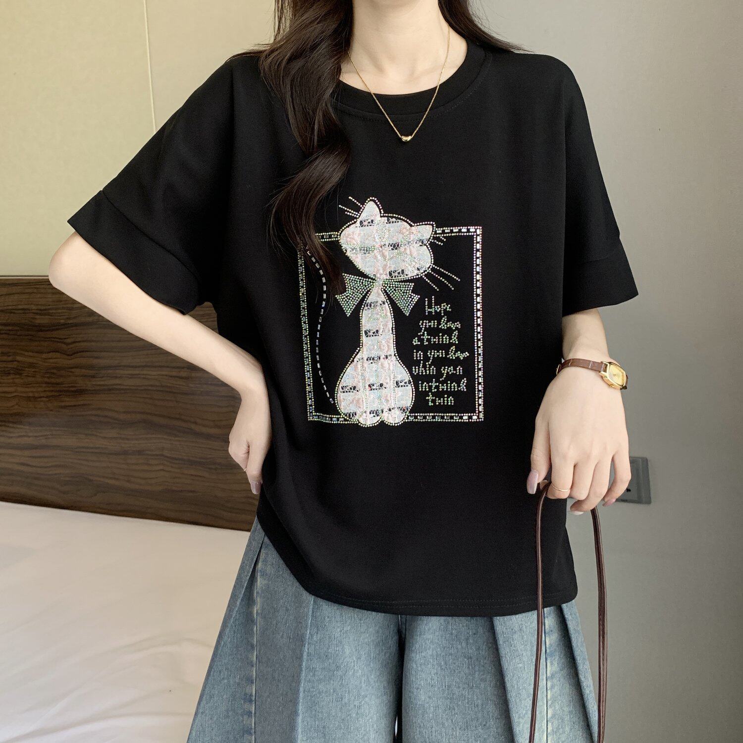 Áo thun nữ tay ngắn cổ tròn, phong cách trẻ trung, đính đá lấp lánh, form rộng thoải mái — màu đen chi tiết 20