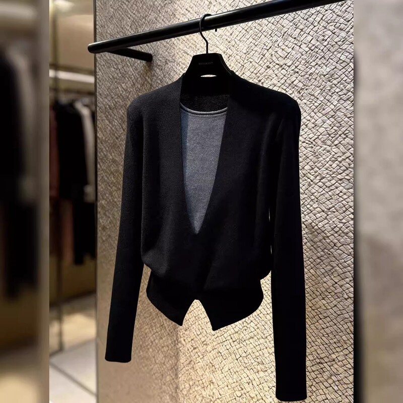 Stylish daily commute fashion black faux two-piece top for women, early autumn 2026, with slit and contrasting colors Stylish daily commute fashion black faux two-piece top for women, early autumn 2026, with slit and contrasting colors