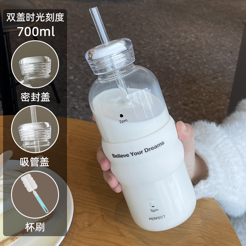 700ml 이중 뚜껑 모델에는 빨대 + 컵 브러시 + 컵 슬리브가 함께 제공됩니다.