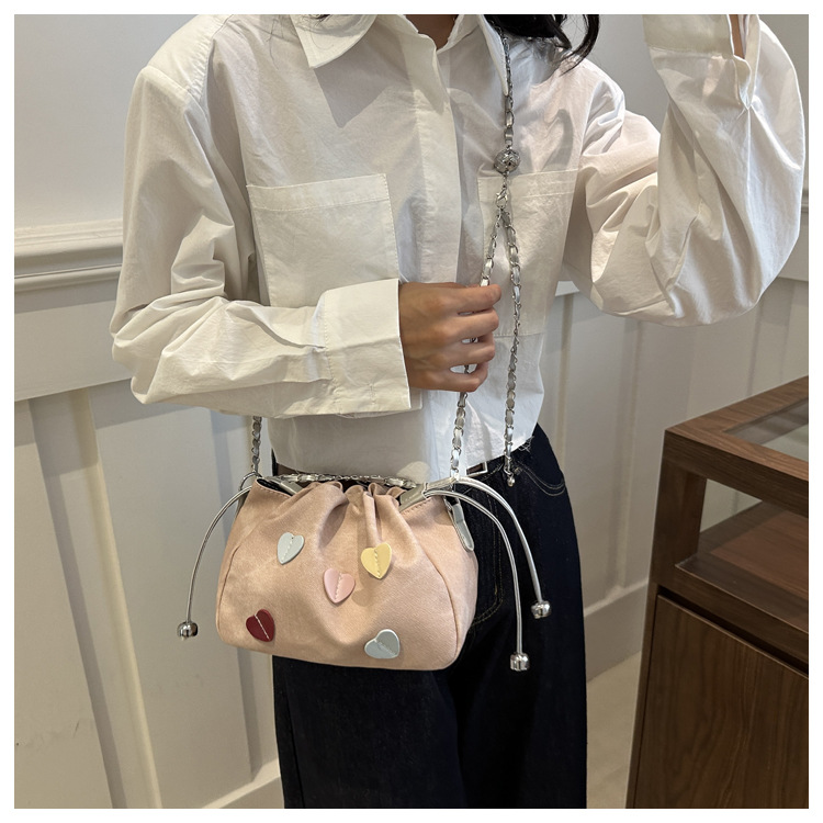 Drawstring bucket for women 2024 new Korean fashion shoulder bag, simple commuting contrasting color heart chain_voghion.com