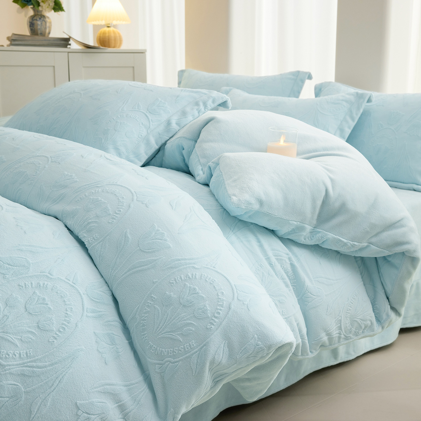 Una clase de cuatro piezas de seda de leche engrosada de alto peso 5D esculpido edredón cubierta sábanas de cama de invierno Kits de calor