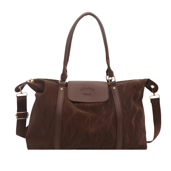 Capacious travel bag