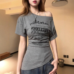 美式纯欲设计感不规则斜肩印花短袖t恤夏季新款收腰露肩辣妹上衣