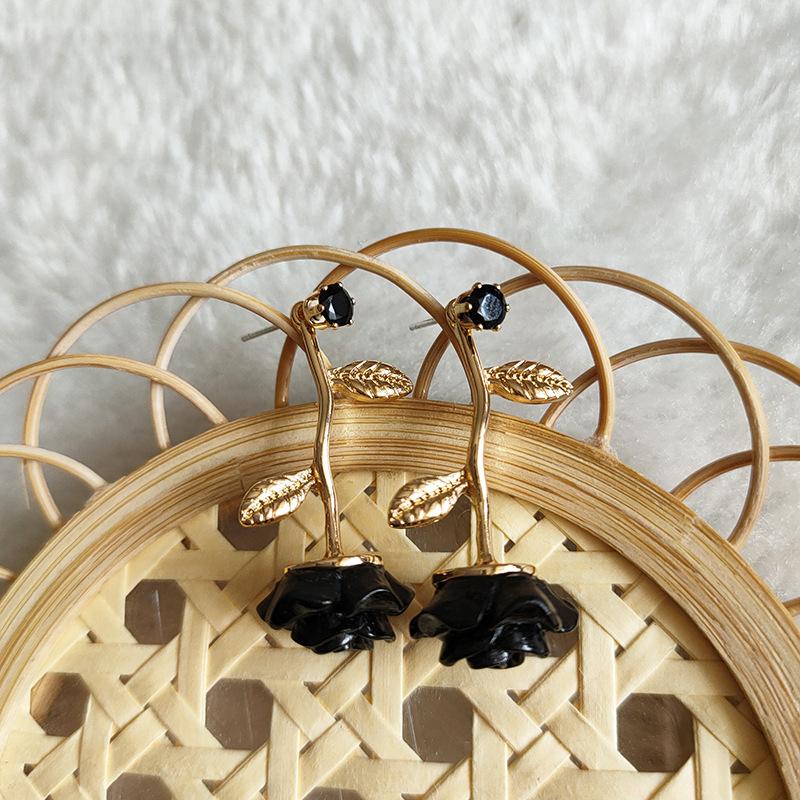 Retro elegant fashionable earrings