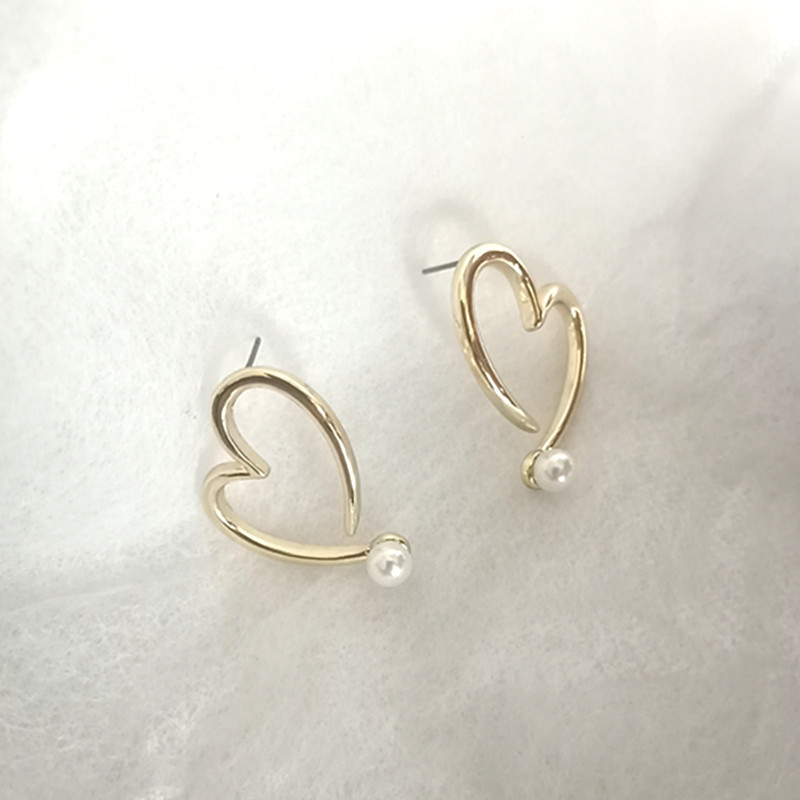1 Pair Retro Heart Shape Imitation Pearl Alloy Women's Ear Studs display picture 4