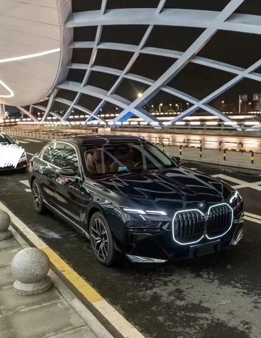 Applicable to 23-24 BMW 7 Series G70 LED with lights, bright black single-line light-emitting middle net replacement grille