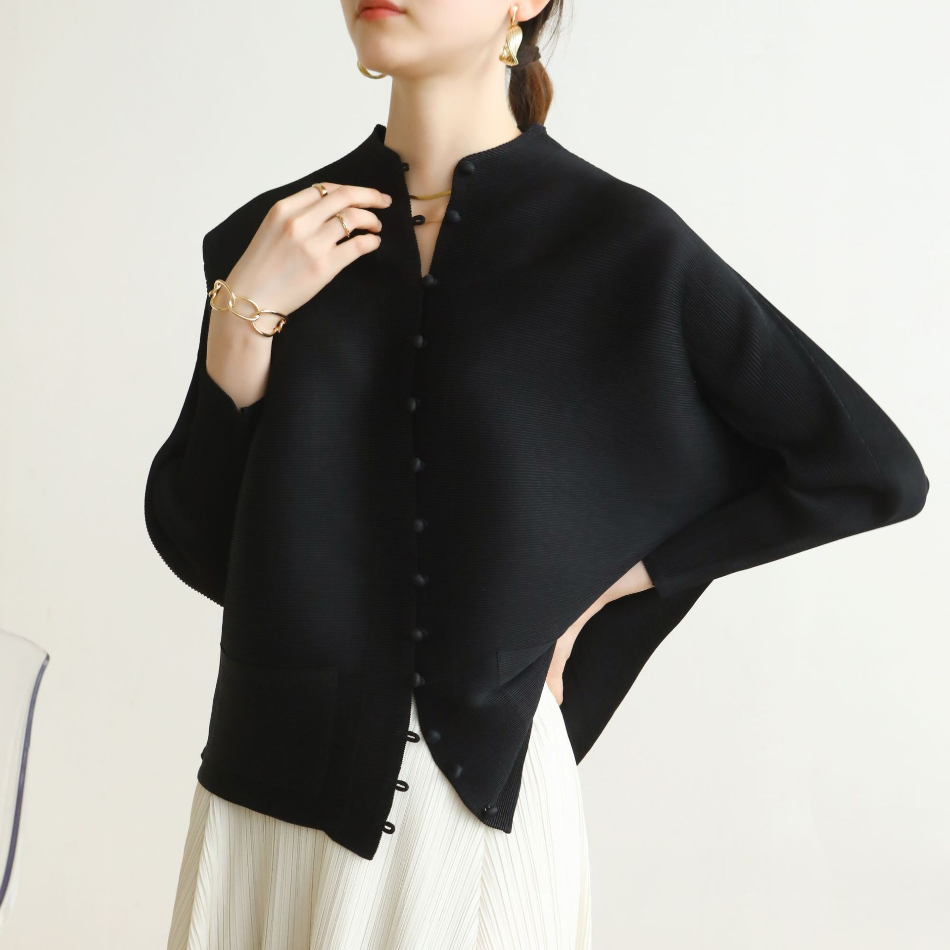 Suministro directo de fábrica, top informal de otoño y primavera 2024, de alta gama, plisado, moderno, con cuello alto, manga larga, talla grande, holgado, de botonadura sencilla. image 3