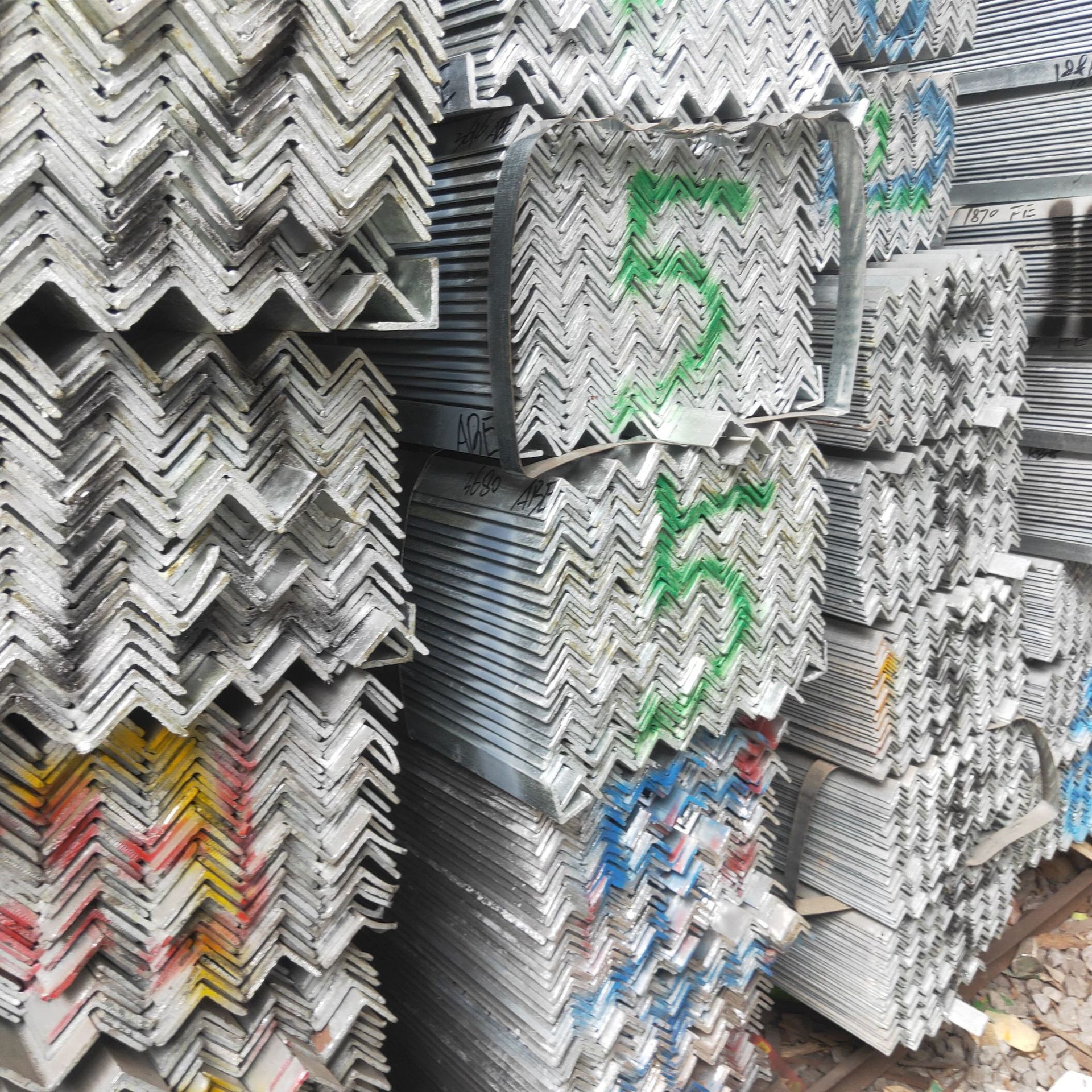 热浸镀角钢 热浸镀角铁 3#镀锌角钢 4#镀锌角钢 大量现货