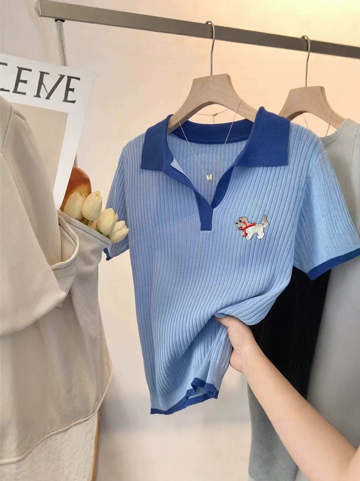 Áo thun nữ tay ngắn cổ tròn họa tiết thêu chó con dễ thương — màu xanh nhạt