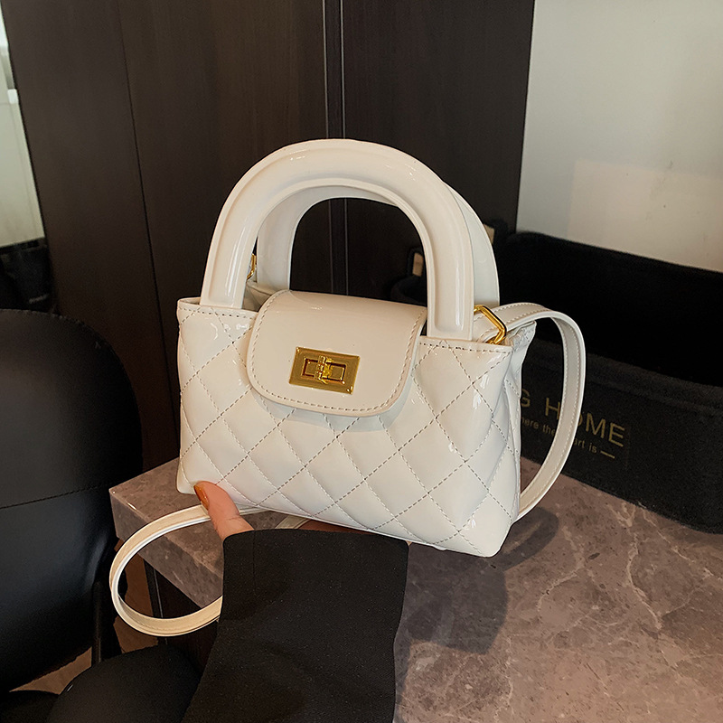 Bolso de alta calidad con textura 2025 verano nuevo estilo bolso femenino bolso de hombro bordado con rombo bolso de mensajero brillante charol marea