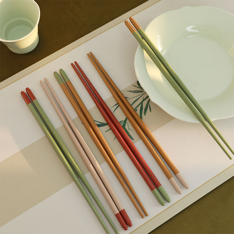 4 쌍의 선물 상자 원래 아름다운 중국 스타일의 가정용 식기 젓가락 팁은 곰팡이가 묻지 않은 젓가락을 미끄러지기 쉽지 않습니다.
