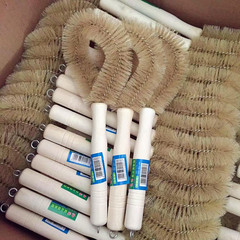 Manufacturer wholesale bristle pot brush kitchen cleaning supplies hangable non-stick oil brush 2 yuan store daily necessities