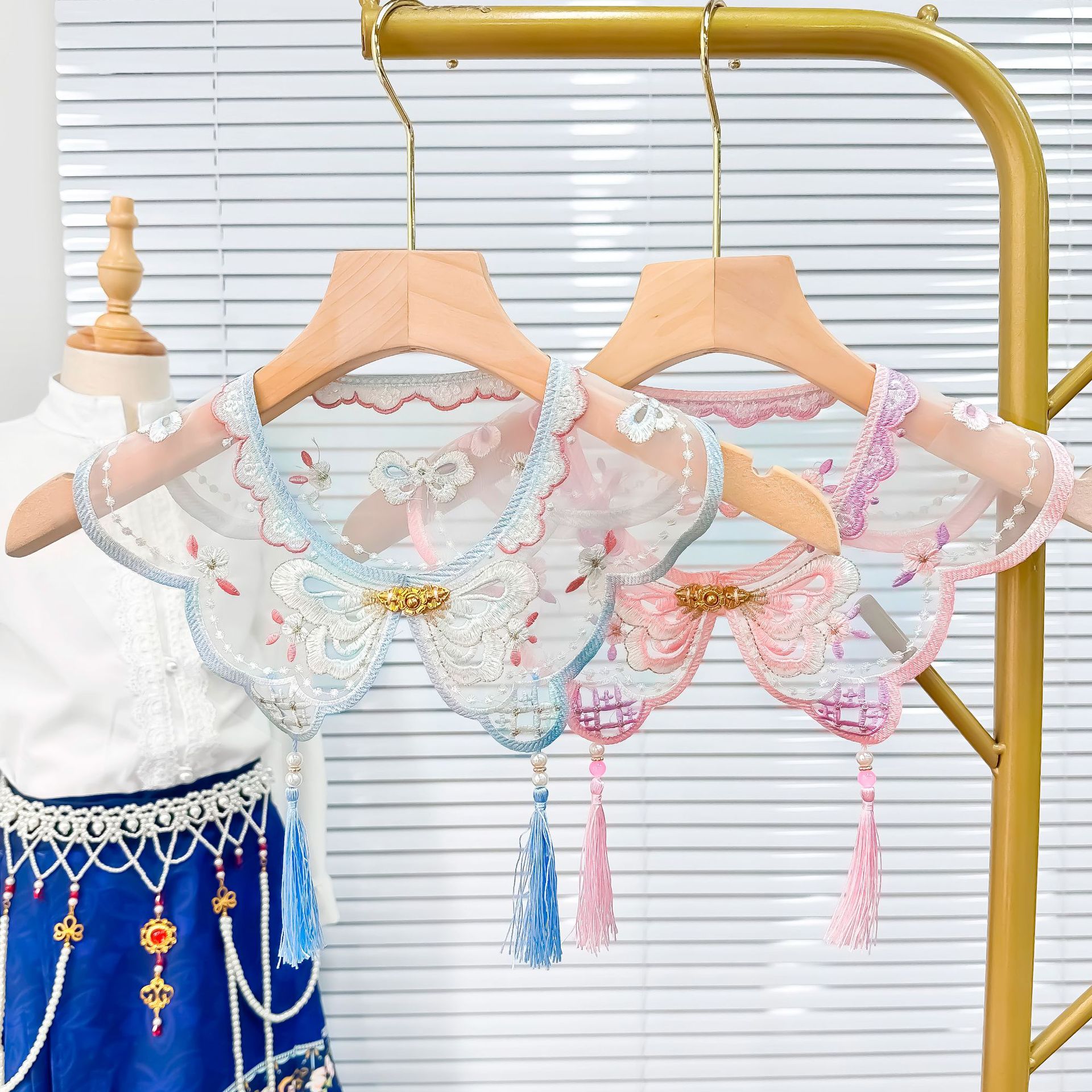 Otoño y invierno accesorios de ropa china para niños collar falso hilo de malla de red de encaje azul rosa pesado lindo bordado de mariposa decoración collar hombro