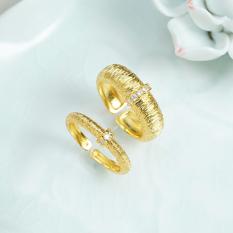 Nuevos productos anillo de oro de arena de Vietnam anillo de estilo francés cepillado de moda pareja ligero lujoso a largo plazo no desvanecer joyas al por mayor