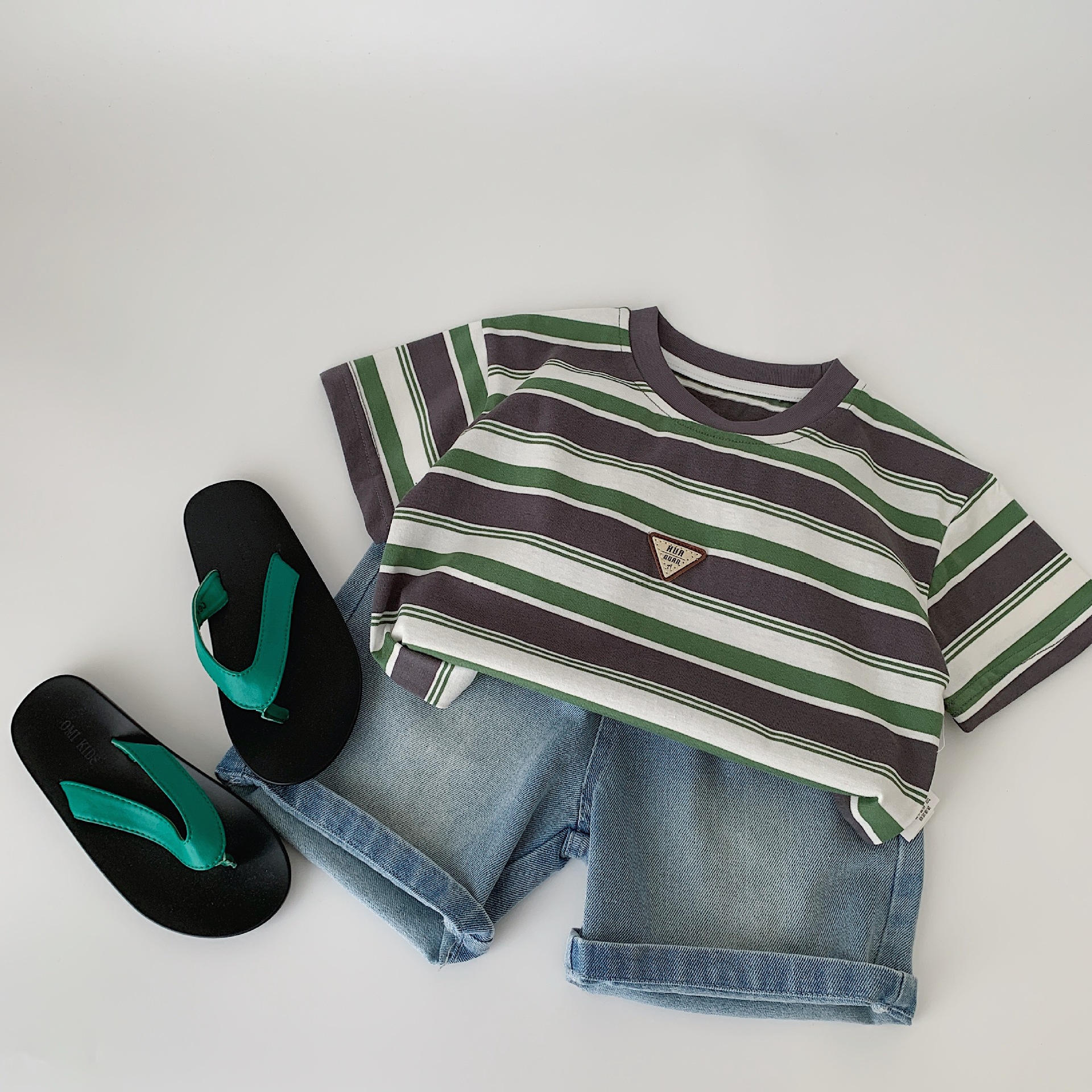 Camiseta de manga corta de verano para niños Maibao 2025 nuevo top de verano a rayas para niños coreanos Huzhou Zhili ropa para niños a