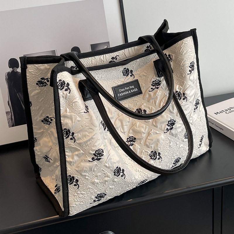 Large capacity shoulder bag women's 2024 summer new fashion commuter bag casual all-match portable tote bag