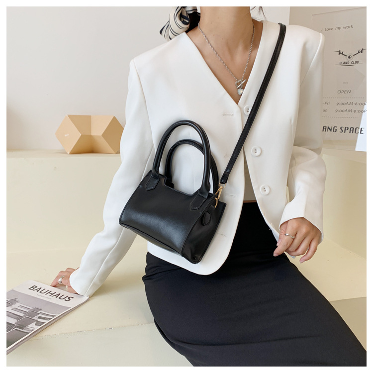 New Fashion Simple Large-capacity Shoulder Bag Wholesale Nihaojewelry display picture 2