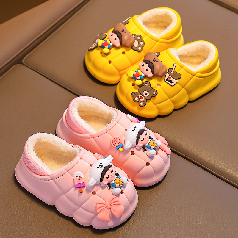 Otoño y invierno zapatillas de algodón para niñas para el hogar caliente y veludo impermeable a prueba de agua, zapatos de algodón para niños pequeños y medianos.