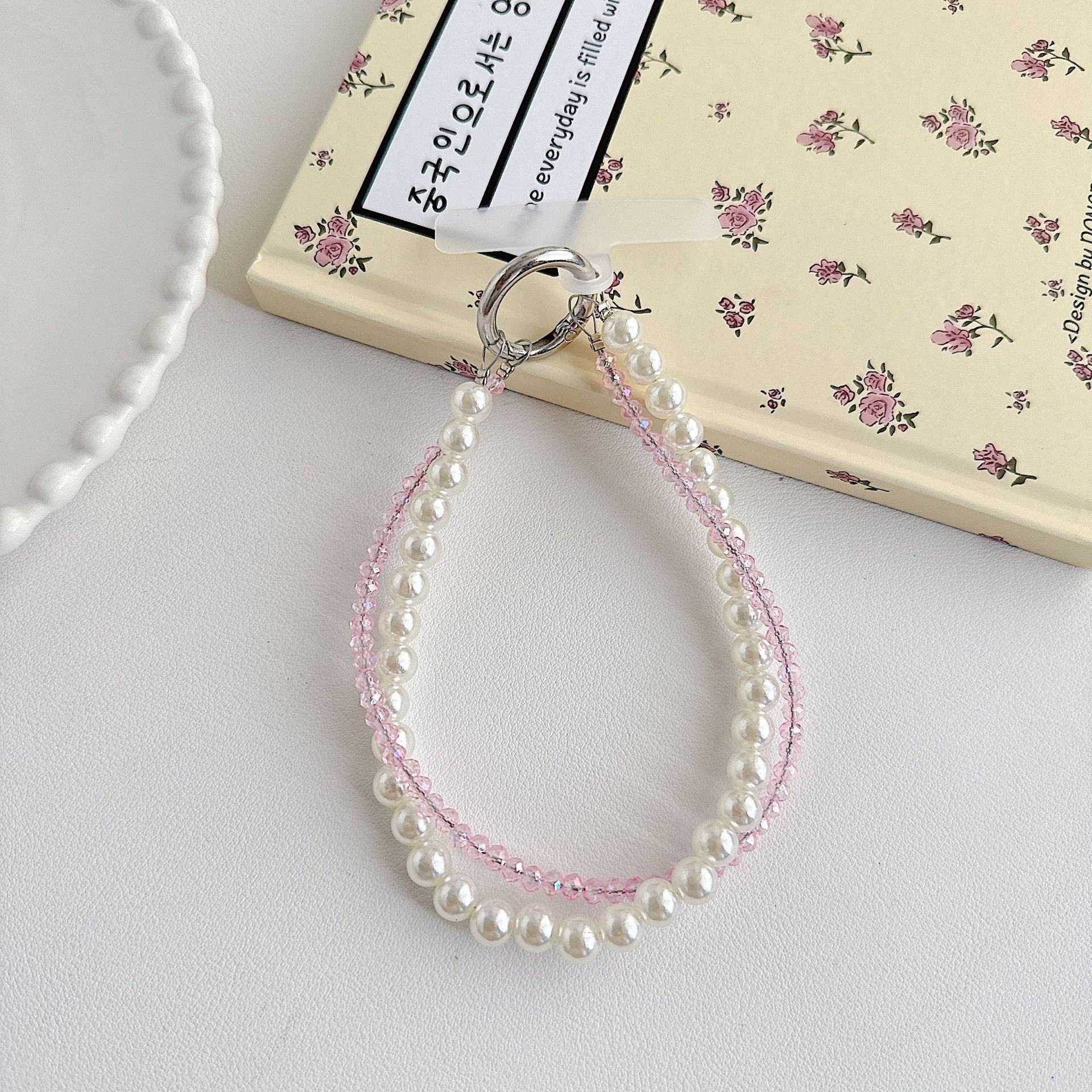 Boutique hecho a mano de alta gama teléfono móvil cadena colgante mujer estilo ins cristal coreano perla enrollamiento cadena de muñeca moda corta