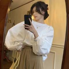 2025フランス式の灯籠の袖のシャツの女性の秋のデザイン感はゆったりしています。