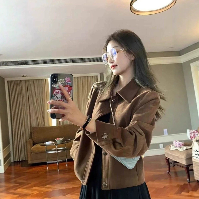 Brown faux suede jacket for women, short style, suitable for spring and autumn, Korean-style, loose fit, casual, retro, and designed for petite figures Brown faux suede jacket for women, short style, suitable for spring and autumn, Korean-style, loose fit, casual, retro, and designed for petite figures