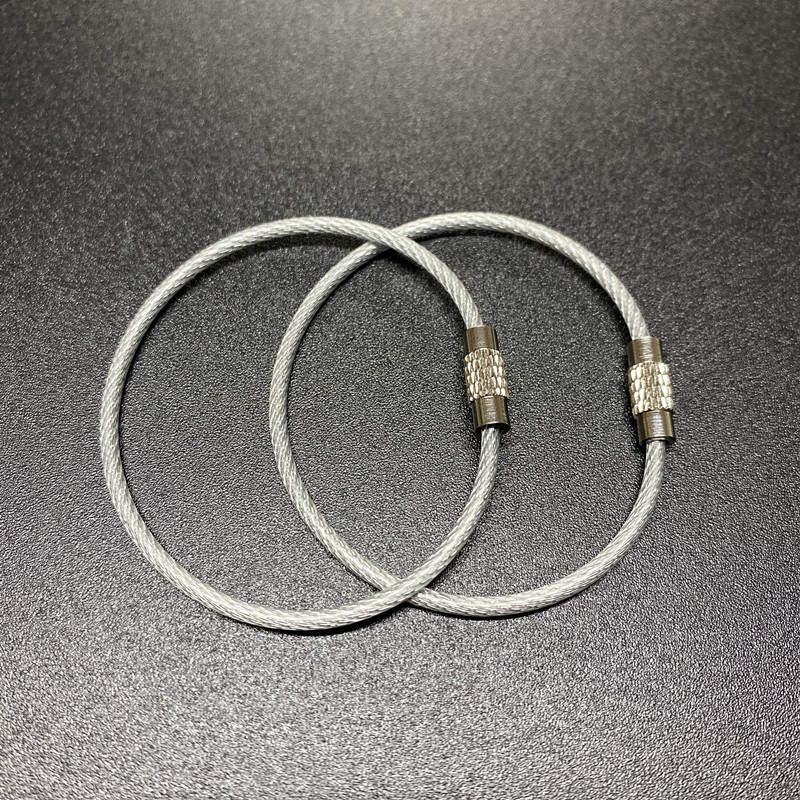 現物のワイヤーの鍵はステンレスカラーのゴムのワイヤーの輪を掛けてプラスチックのワイヤーの鎖を包んで大量に交渉します。