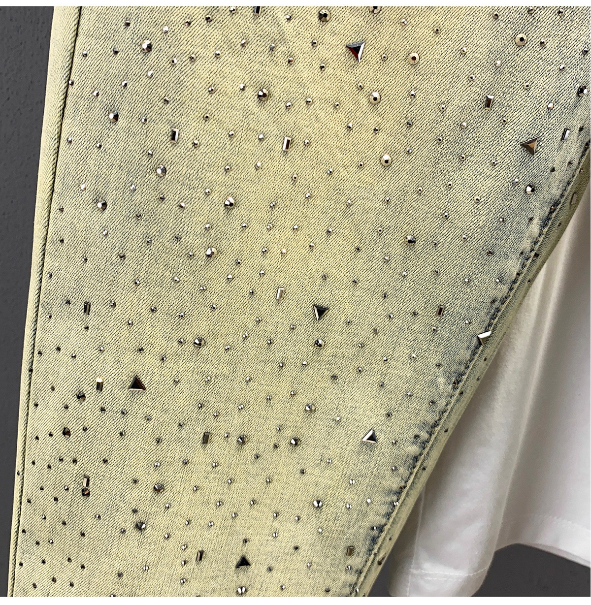 Jeans slim fit uomo in stile retro con strass ed elasticizzate_voghion.com