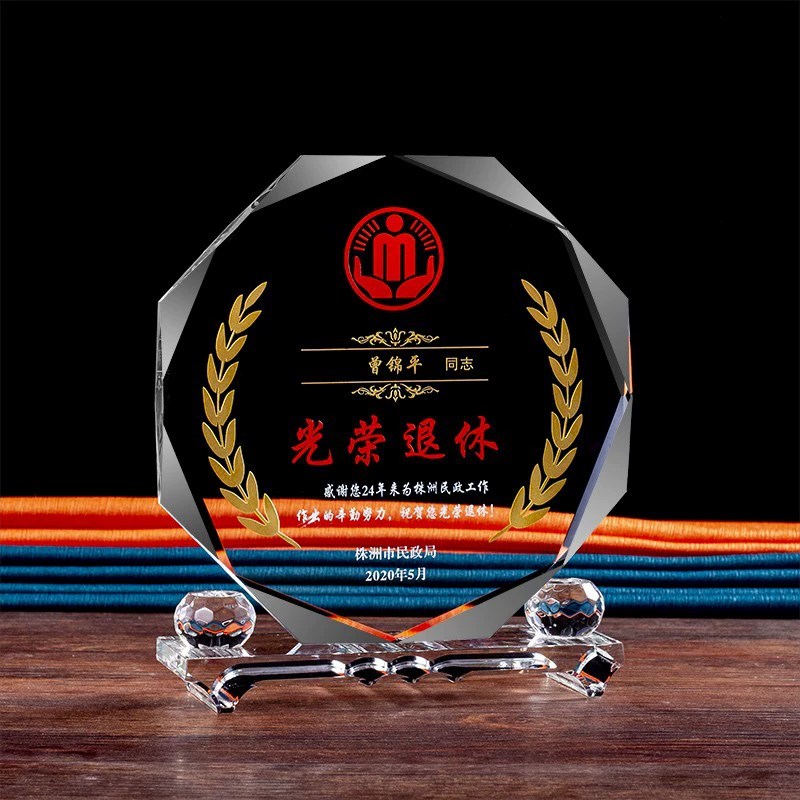 Хрустальная медаль — почестный подарок на пенсию, сувенир с индивидуальной креативной гравировкой для учителя, руководителя, старшего коллеги.