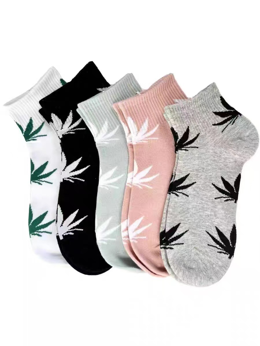 회색 검은 단풍 잎